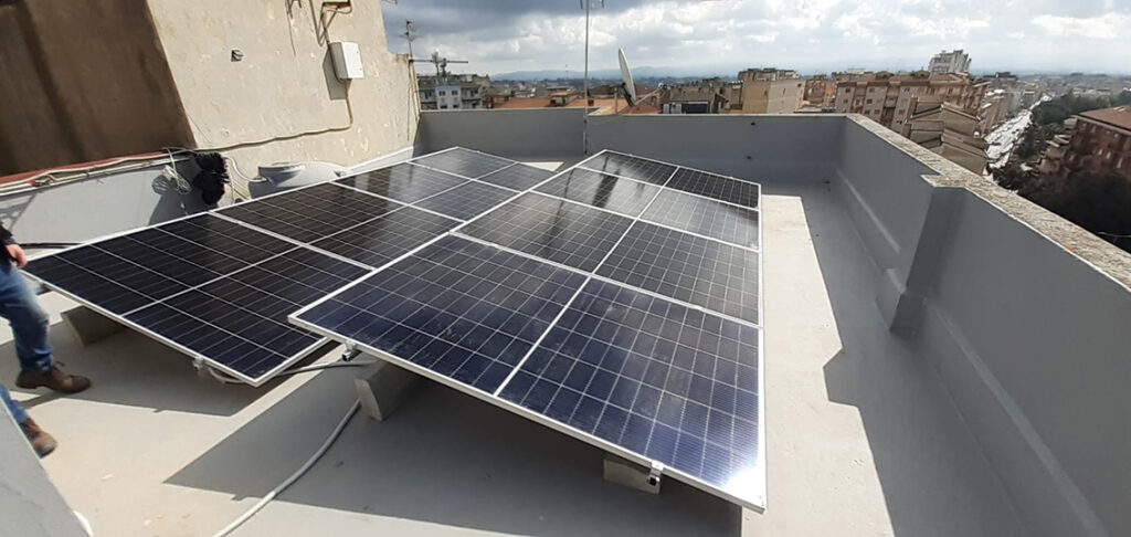 impianto-fotovoltaico-su-tetto-conominiale-leo-e-mangione